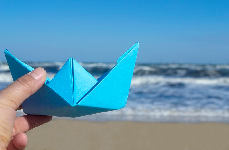 Barco de papel como metáfora del océano azul en la innovación