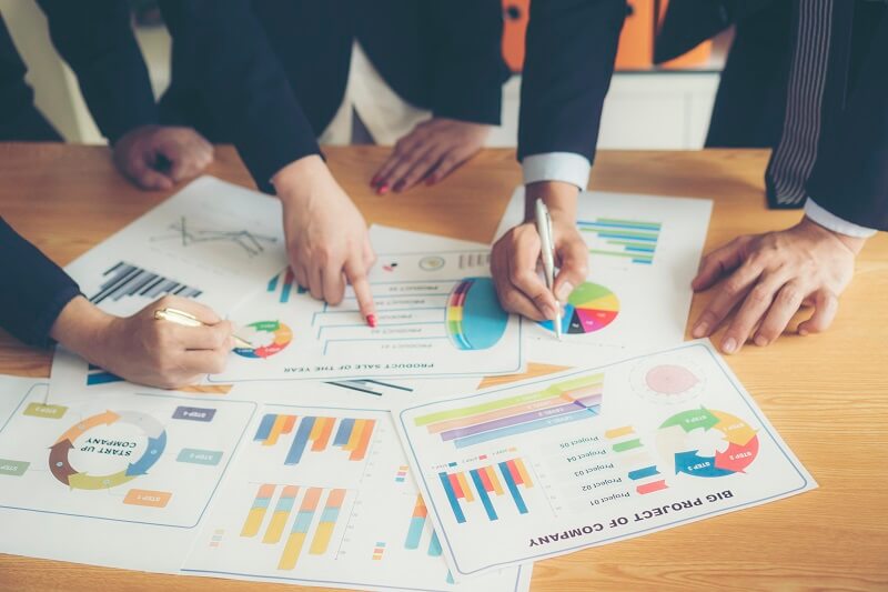 gestión y planificación de proyectos, sobre papeles con gráficos con iteraciones